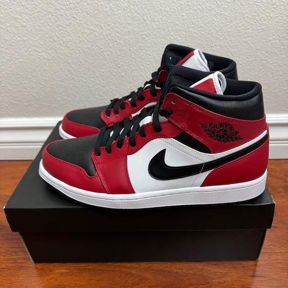 Jordan 1 Mid Chicago Toe Size 11 - Picture 1 of 8